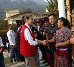 Doña Letizia recibe el saludo de las autoridades a su llegada a San José Chacayá